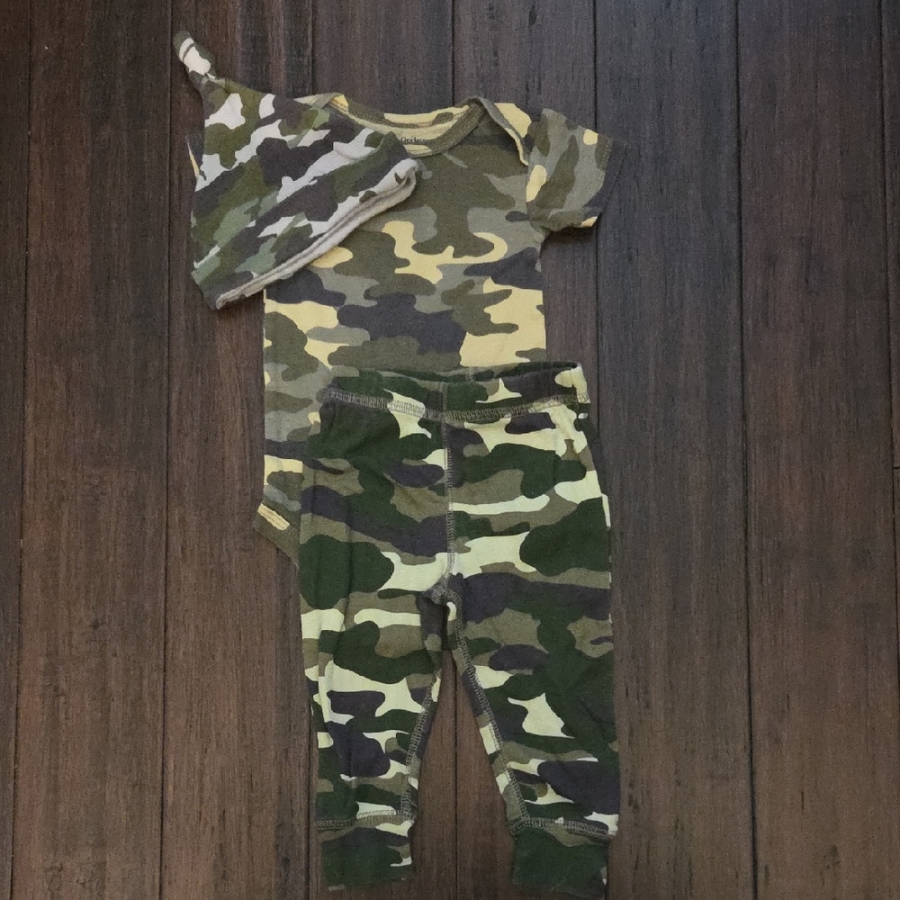Gerber 3-6m Camouflage Baby Outfit with Hat